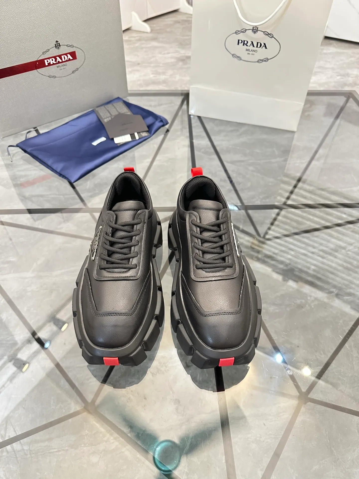 Selling men's shoes 💰: 💰P560¥ High-end top quality Product trademark: Prada * "Prada*" low-top casual shoes Regular size: 35-45 (can be customized to 46) Couple style Product material: imported first-layer cowhide leather upper, breathable lining, original outsole. No.: H201